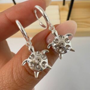 Argollas + dije tortuga- piedritas blancas