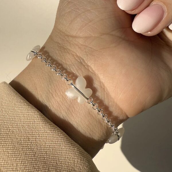 Pulsera con mariposas blancas