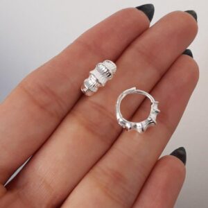 Argollita mini calada en sus lados superiores