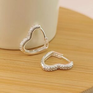 Argollas con forma de corazón+piedritas blancas