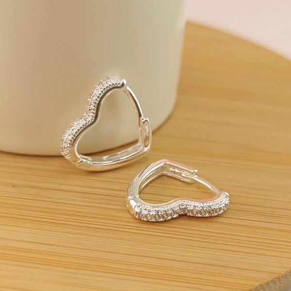 Argollas con forma de corazón+piedritas blancas