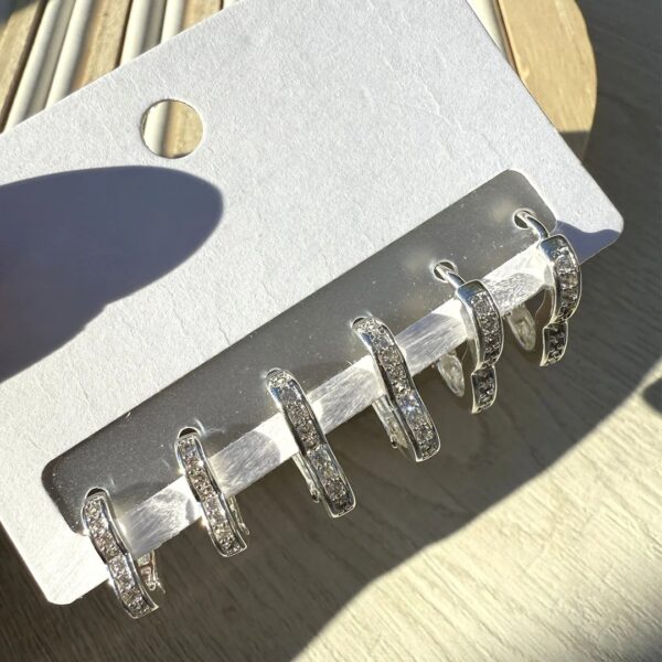 Argollas corazones c/ piedritas blancas-pack x3