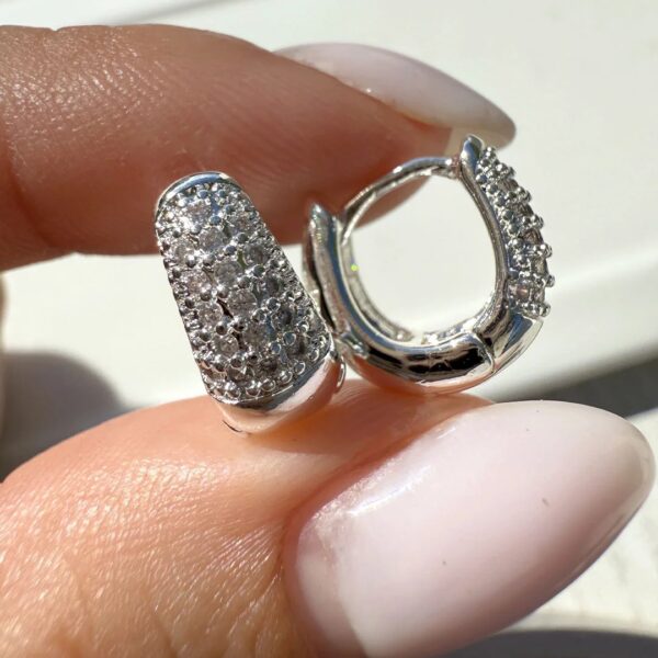 Argollas thais con piedritas blancas