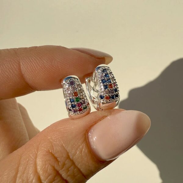 Argollas thais con piedritas coloridas