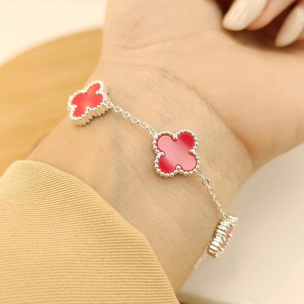 Pulsera con tréboles rojo