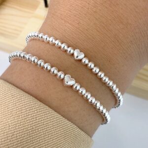 Pulsera bolitas con corazón en el medio
