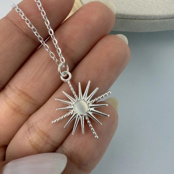 Collar dije sol- piedra blanca