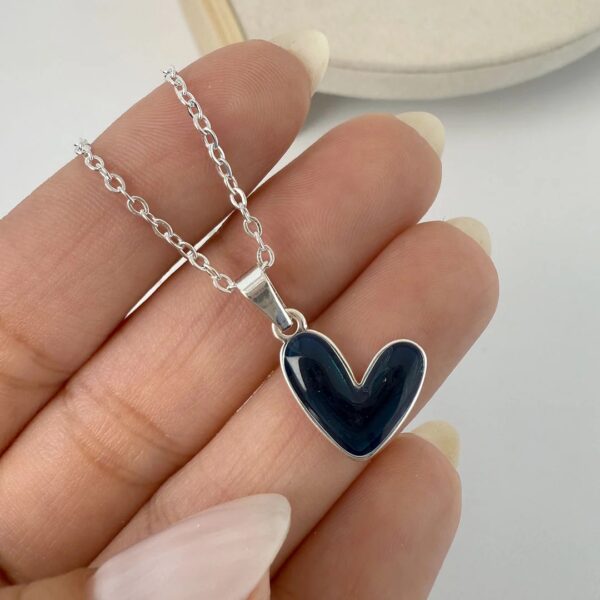 Collar corazón negro