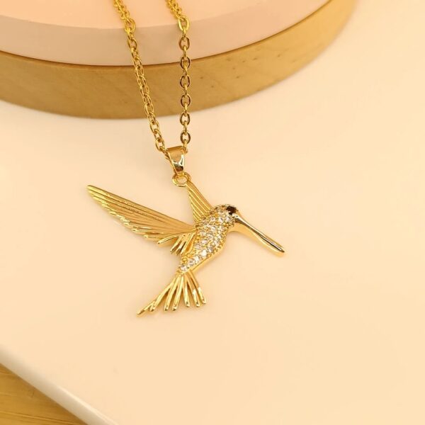 Collar dorado+  dije gran colibrí- blanco