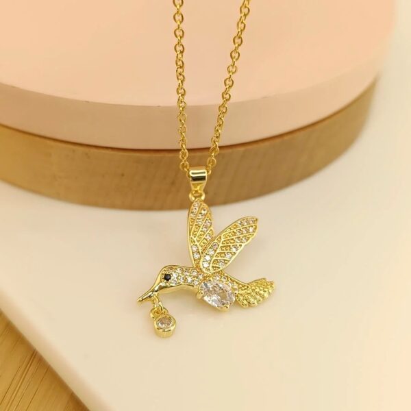 Collar dorado colibrí blanco- piedrita colgante