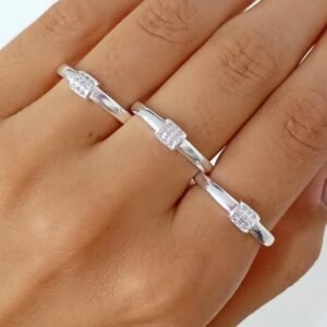 Anillo liso -piedritas en el centro plata925