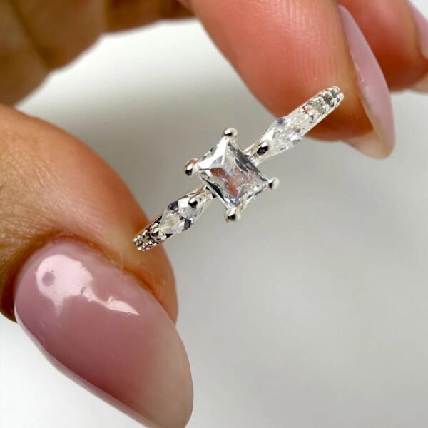 Anillo piedrita rectangular