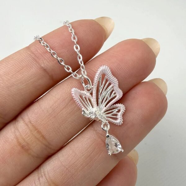 COLLAR MARIPOSA DETALLES ROSA + GOTA