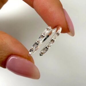 anillo olive- piedras blancas